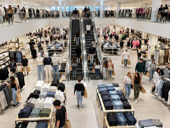 Primark: Grote voordelige kledingwinkel met roltrappen